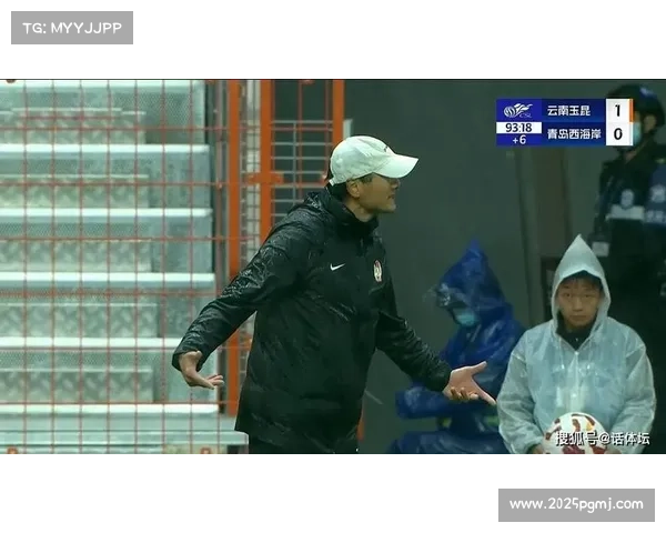 青岛西海岸球迷展示TIFO致敬邵佳一